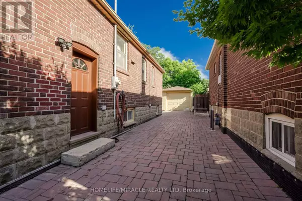Toronto (yorkdale-glen Park), ON M6B2C9,220 GLEN PARK AVENUE