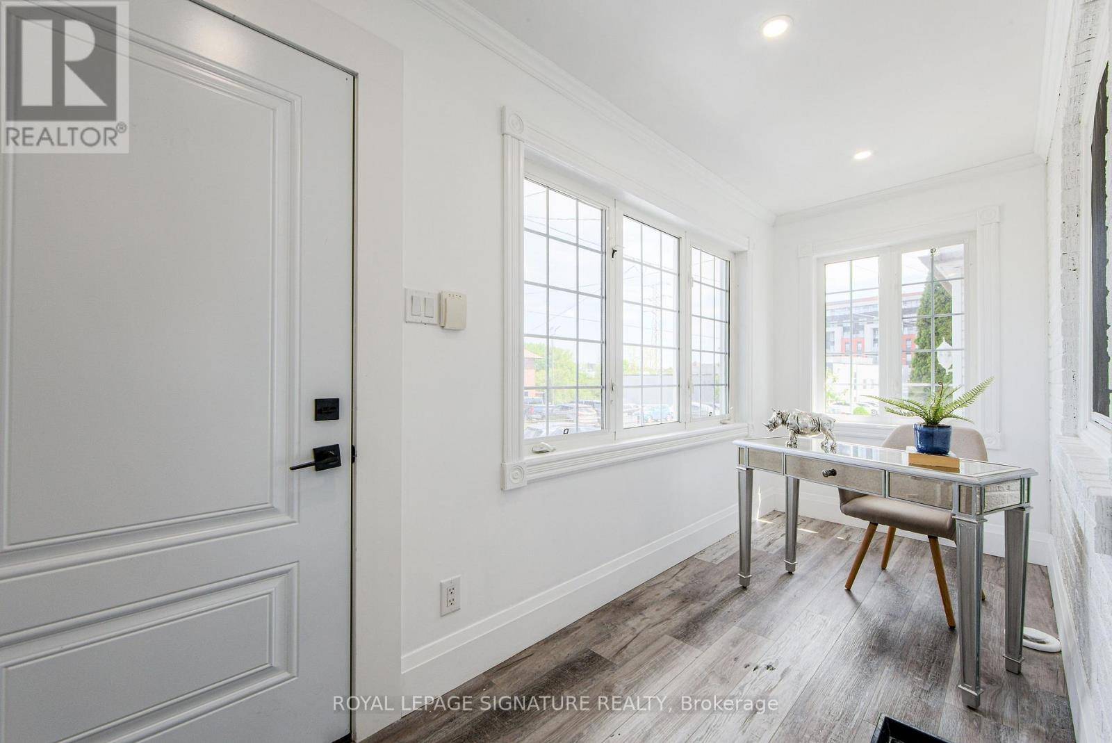 Toronto (briar Hill-belgravia), ON M6E2S7,19 SCHELL AVENUE