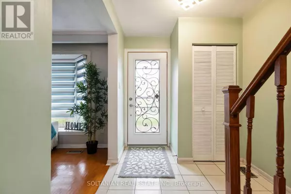 Toronto (humber Summit), ON M9L2G1,102 ELNATHAN CRESCENT