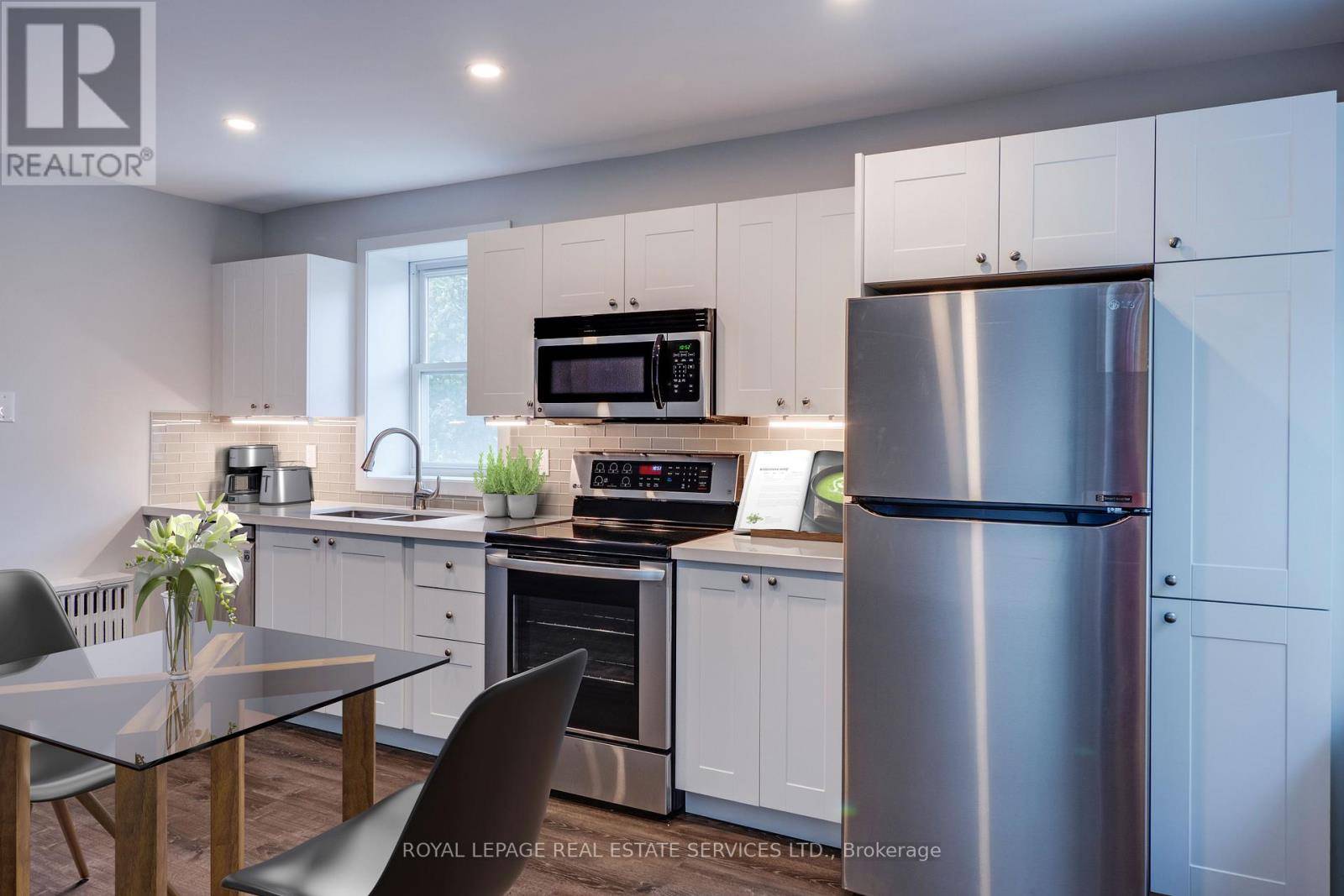 Toronto (edenbridge-humber Valley), ON M9A3B3,18 Anglesey BLVD #208