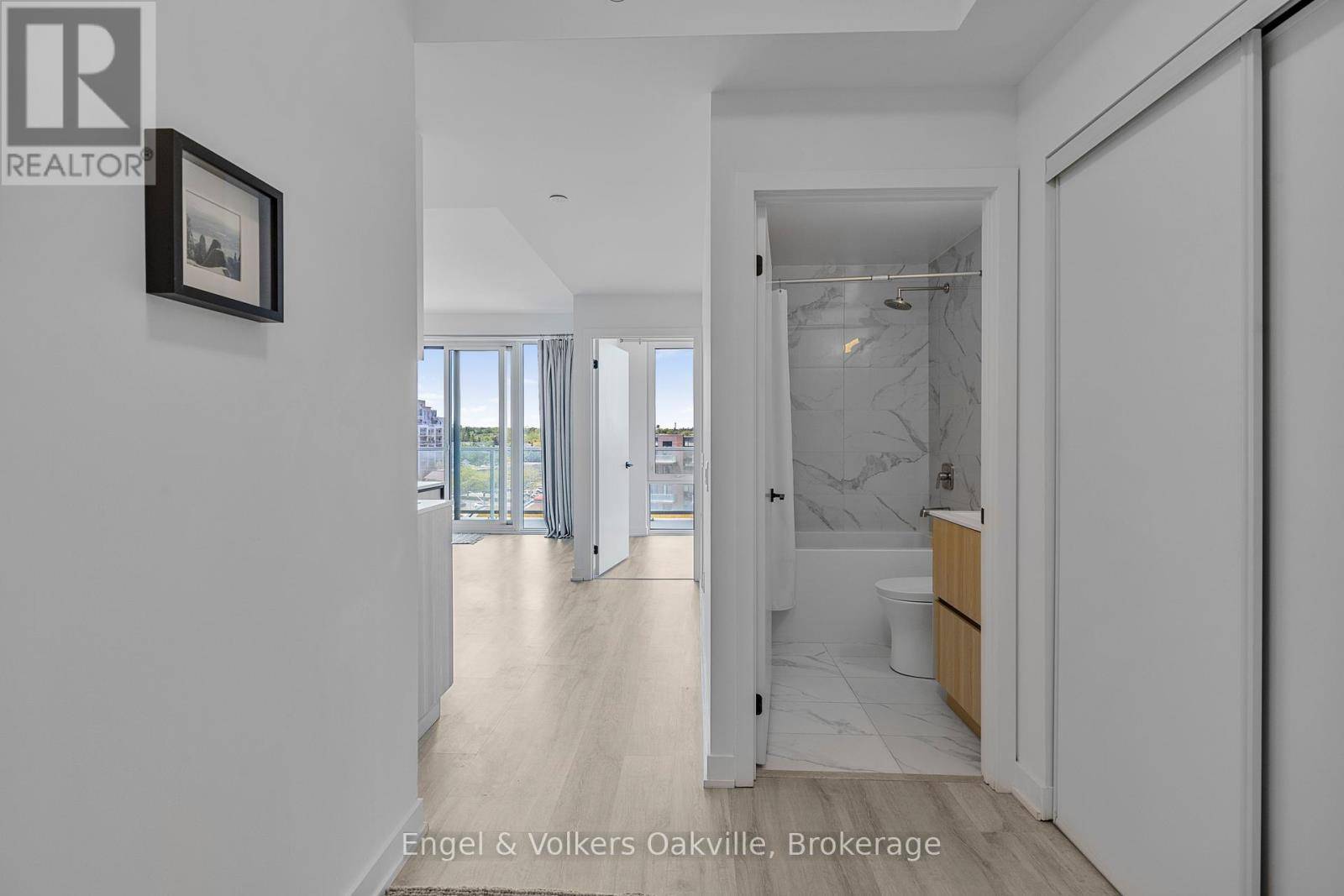 Mississauga (port Credit), ON L5H0A9,220 Missinnihe WAY #601