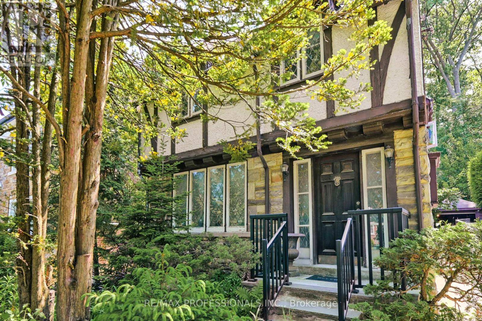 Toronto (high Park-swansea), ON M6S3T9,262 SOUTH KINGSWAY