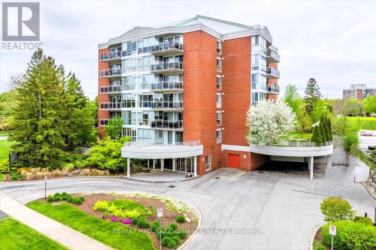 1071 QUEENS AVE #101, Oakville (cp College Park), ON L6H2R5