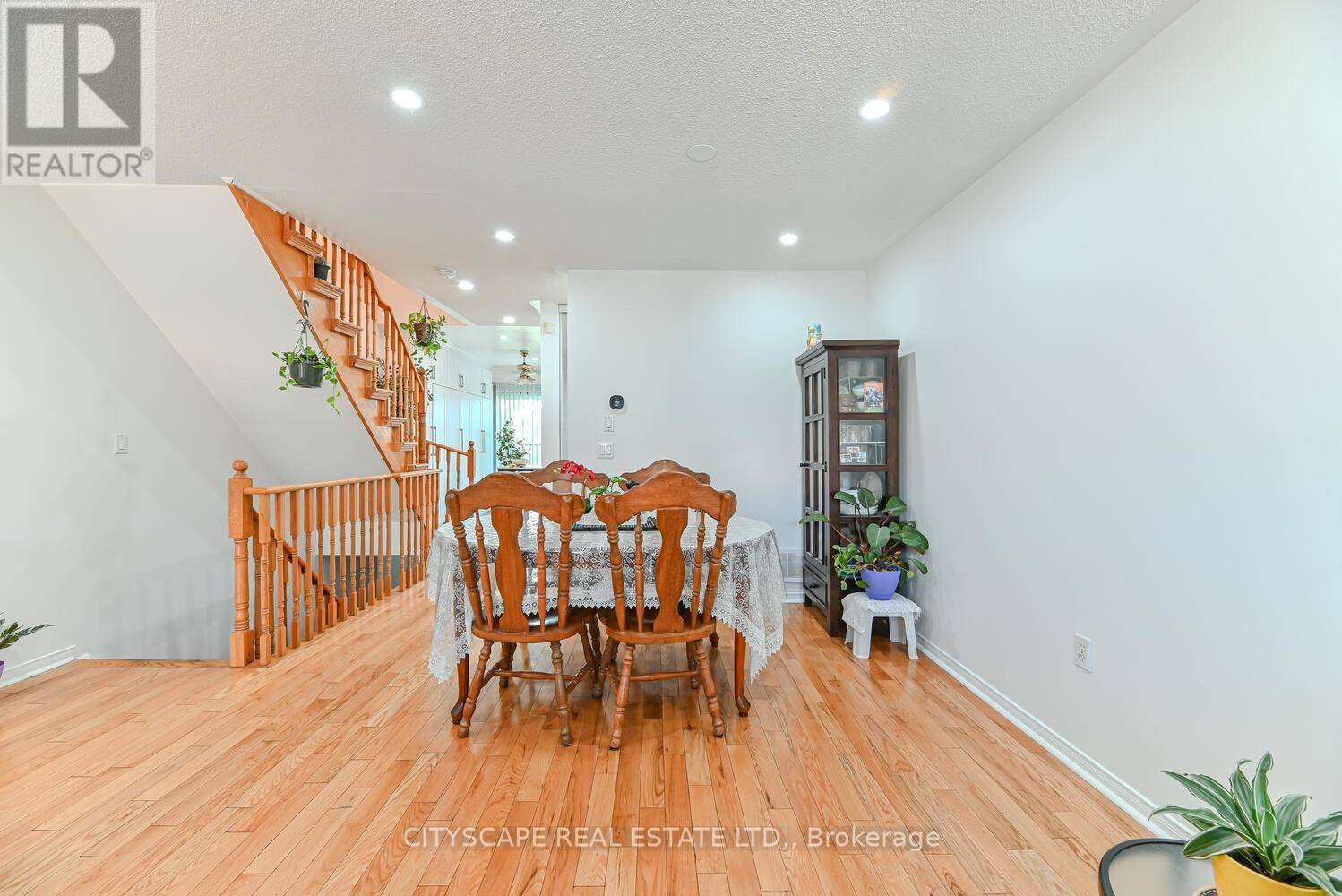 Mississauga (erindale), ON L5C4S7,3020 Cedarglen Gate #35