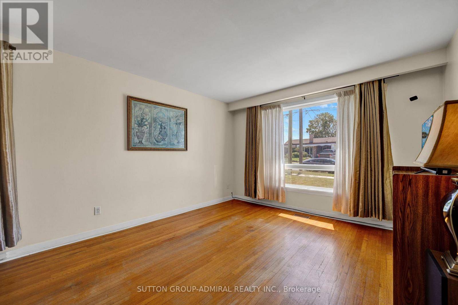 Toronto (york University Heights), ON M3J1C1,38 FRANKTON CRESCENT