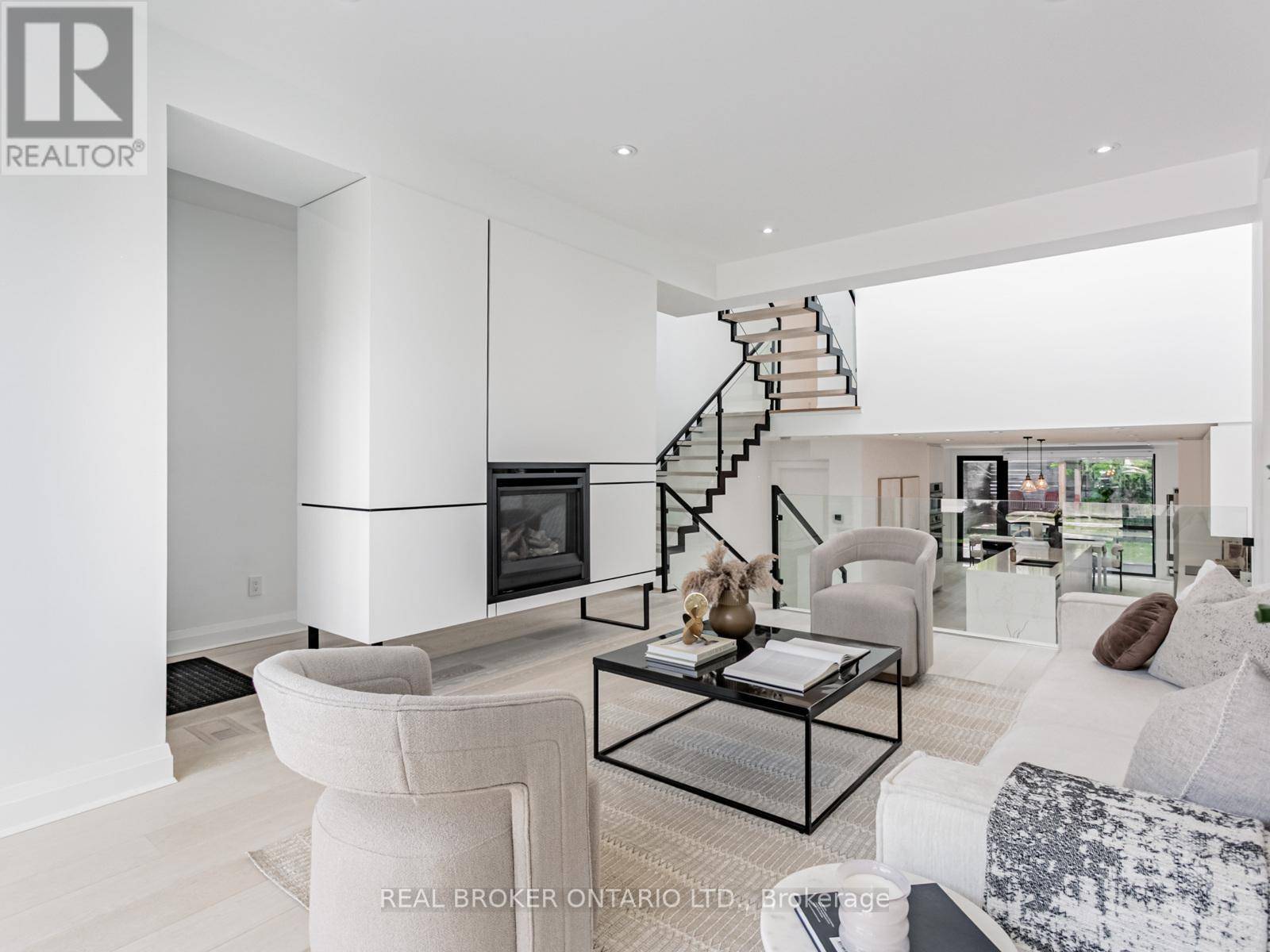 Toronto (mimico), ON M8V2L2,82 BURLINGTON STREET