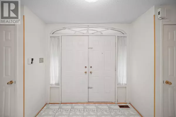 Brampton (heart Lake West), ON L6Z4M8,7 VOGUE CRESCENT