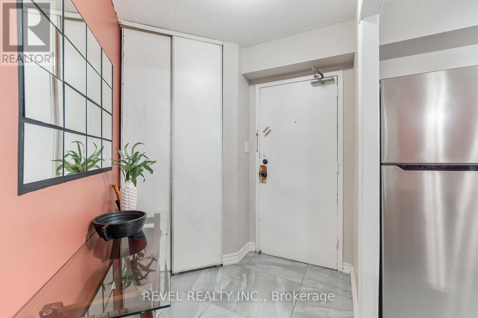 Toronto (kingsview Village-the Westway), ON M9R1S9,330 Dixon RD #706
