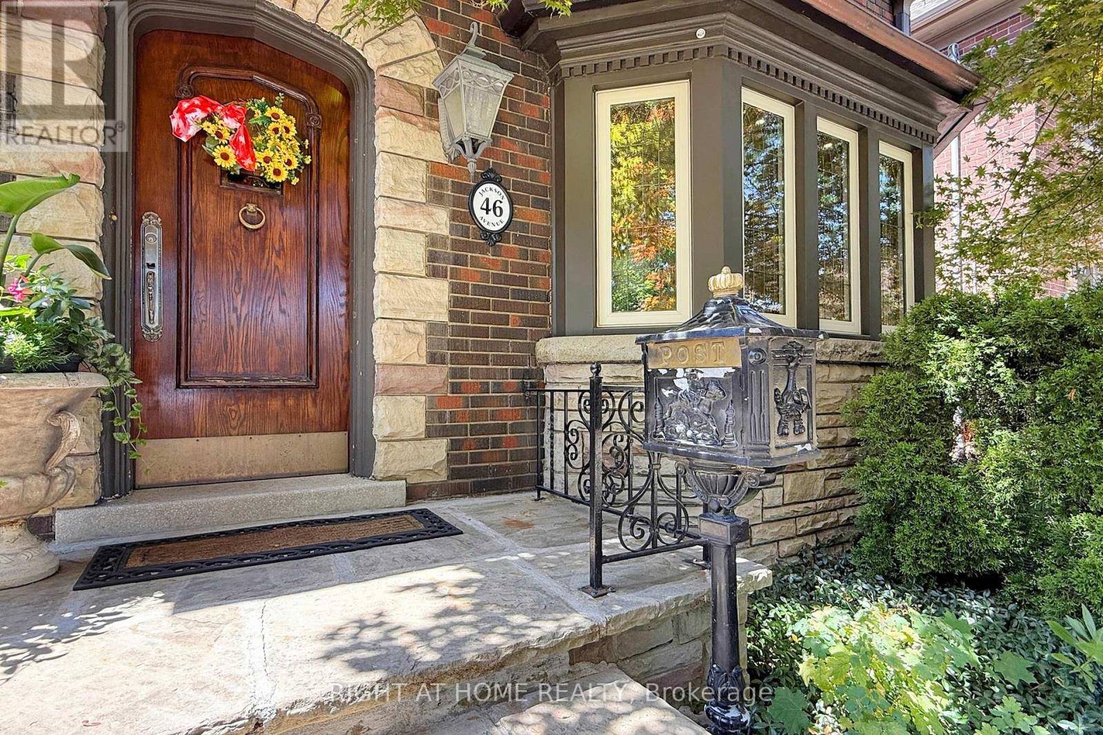 Toronto (kingsway South), ON M8X2J4,46 JACKSON AVENUE