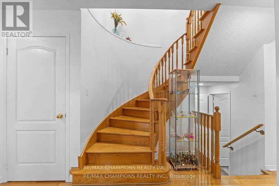 Brampton (sandringham-wellington), ON L6R2T6,30 LARKSPUR ROAD