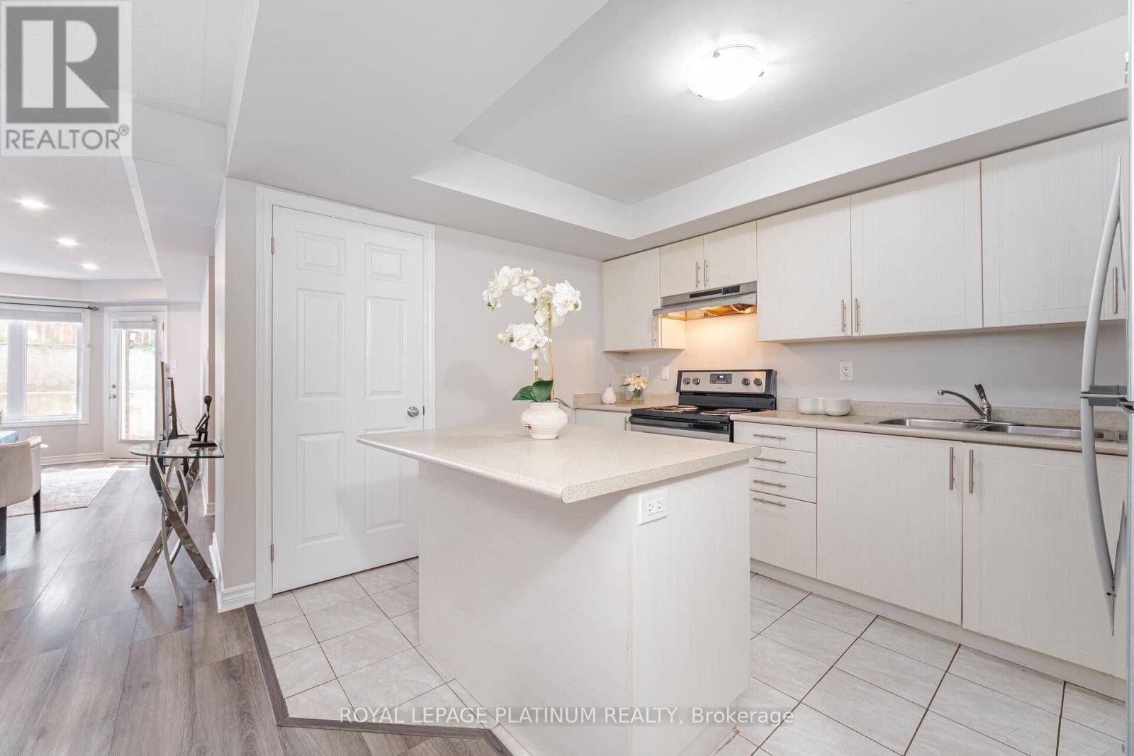Oakville (wm Westmount), ON L6M0X6,2420 Baronwood DR #9-01