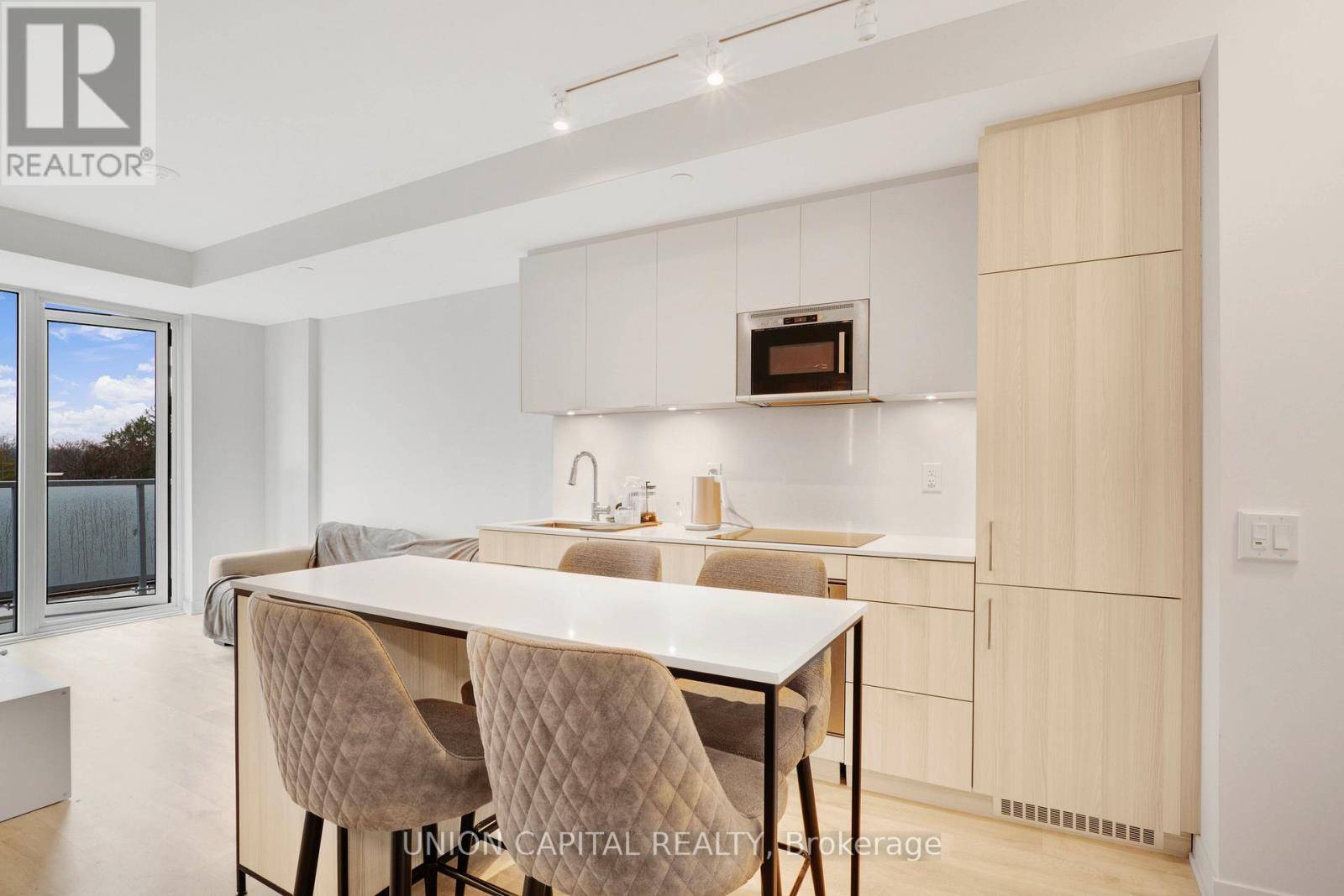 Mississauga (port Credit), ON L5H0A9,215 Lakeshore RD West #530