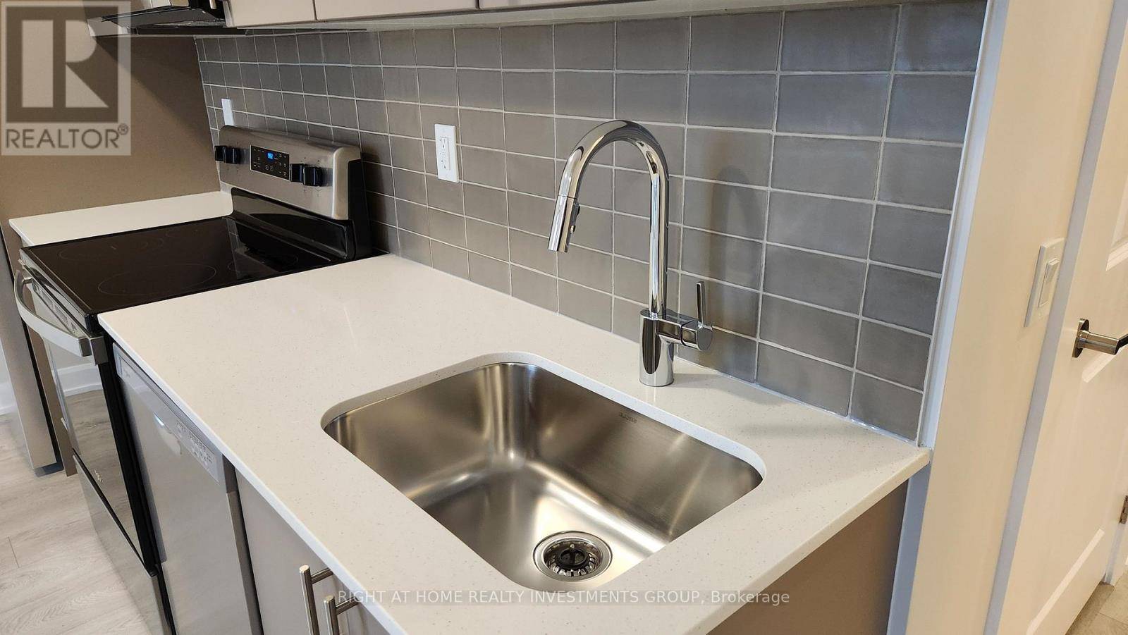 Oakville (oa Rural Oakville), ON L6H7X9,3220 William Coltson AVE #1203