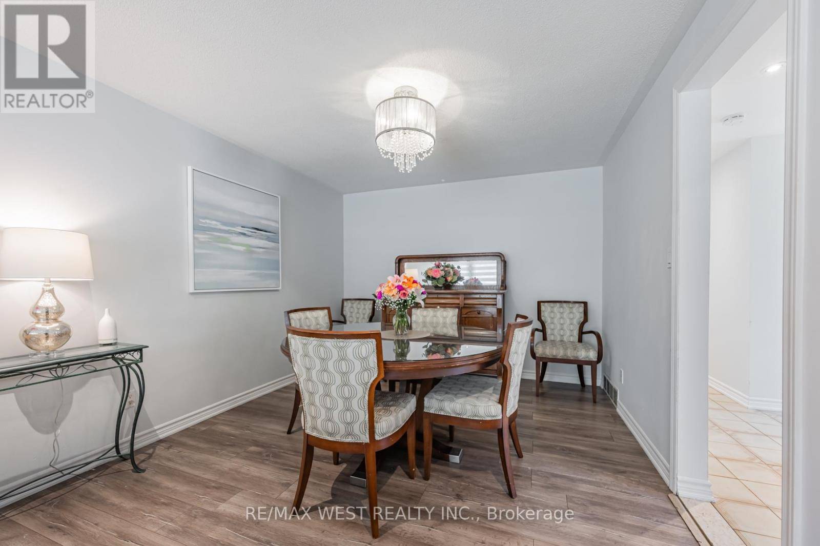 Toronto (humber Summit), ON M9L1J8,61 HUSBAND DRIVE