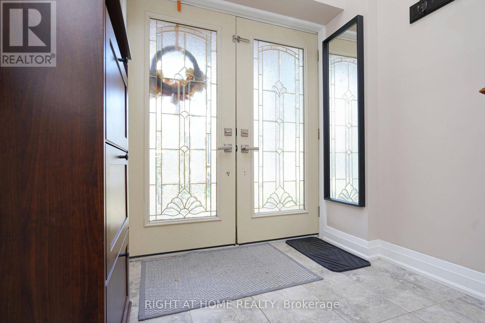 Oakville (cp College Park), ON L6H1E9,220 OVERTON PLACE
