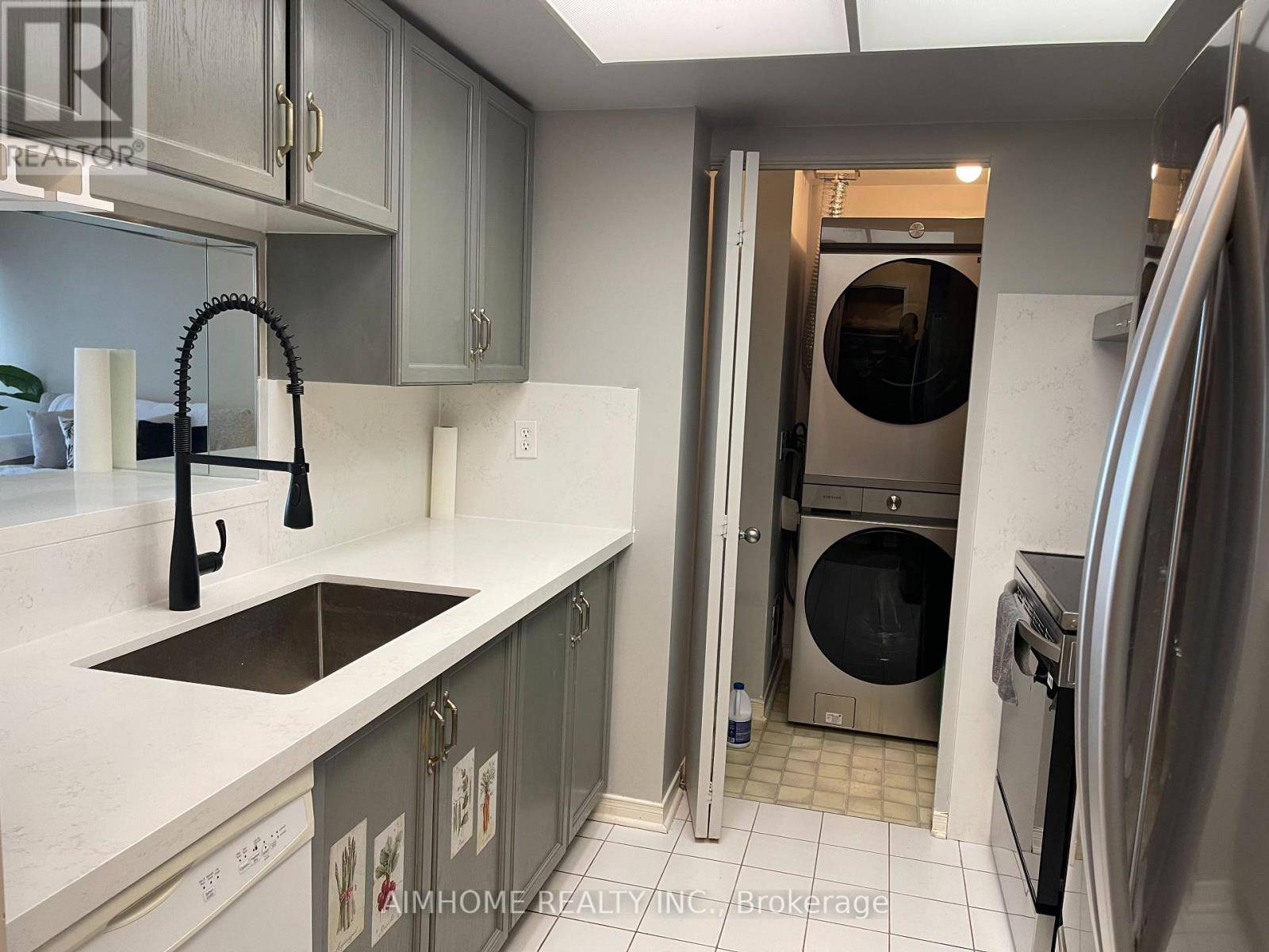 Mississauga (cooksville), ON L5A4G5,75 King ST East #1104