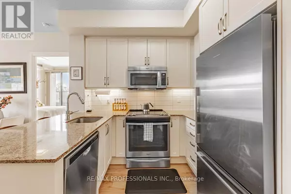 Toronto (high Park-swansea), ON M6S0A2,2 Old Mill DR #417