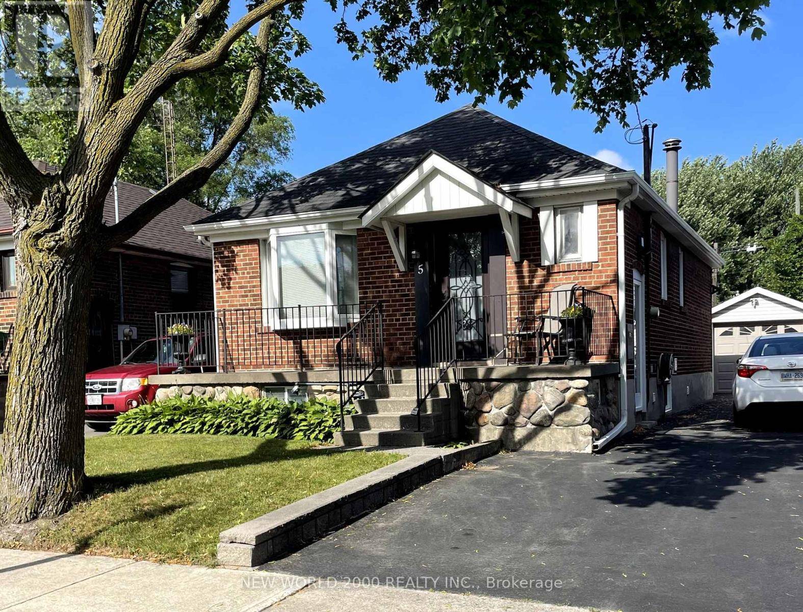 Toronto (stonegate-queensway), ON M8Z4L6,5 PARKER AVENUE