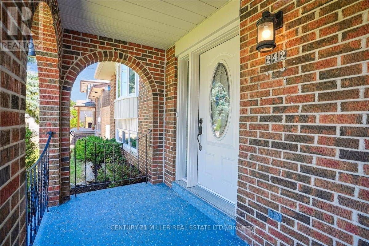 Oakville (co Central), ON L6K2C8,242 SLATER CRESCENT