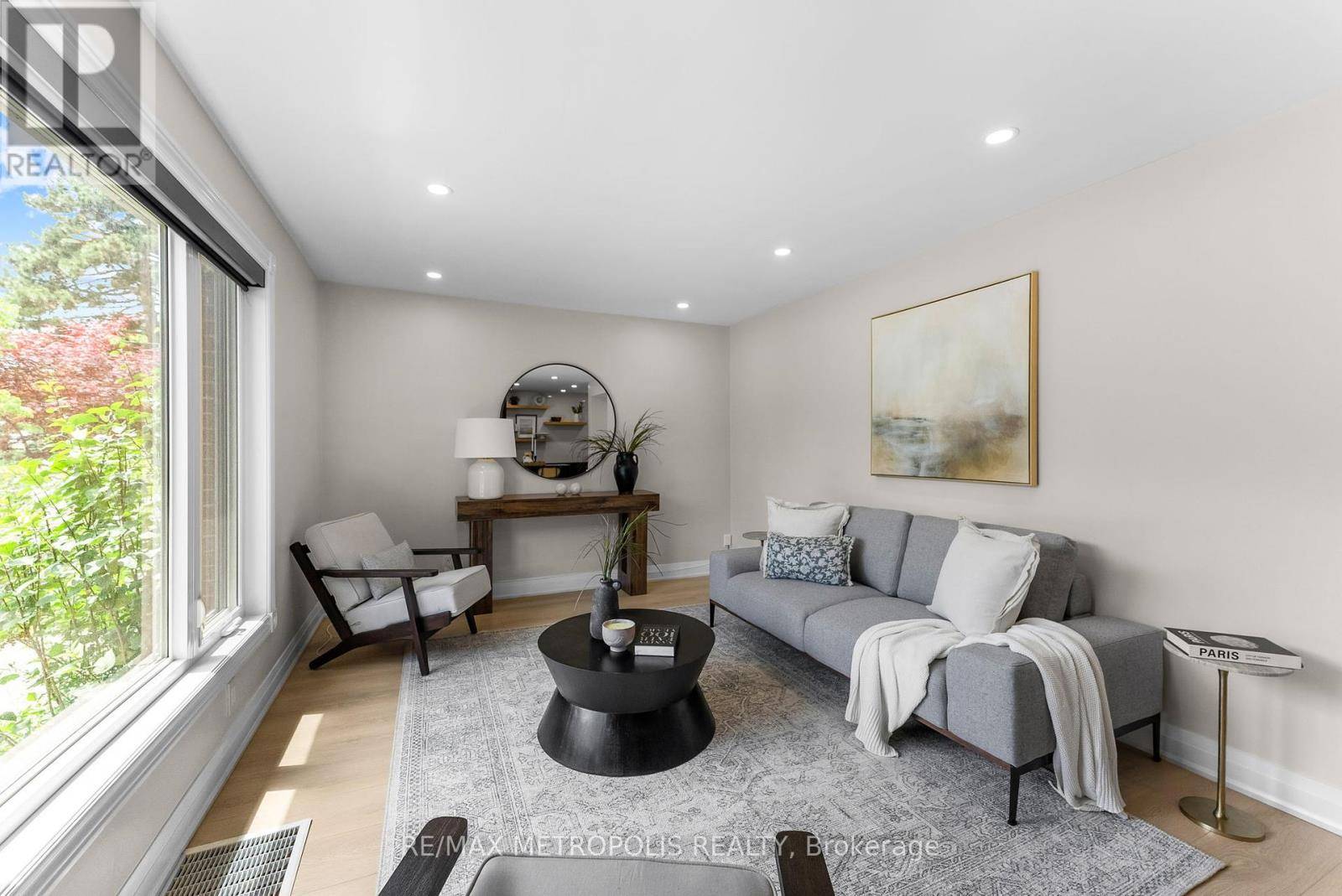 Toronto (elms-old Rexdale), ON M9W1S9,96 ALLENBY AVENUE