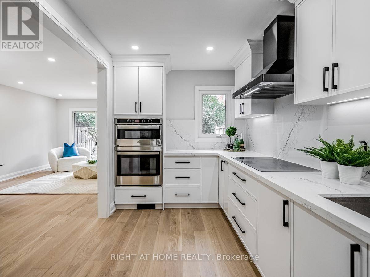 Oakville (ro River Oaks), ON L6H3M4,2273 MUNN'S AVENUE