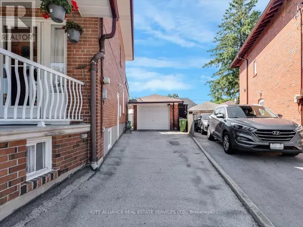 Toronto (brookhaven-amesbury), ON M6M4P2,122 BROOKHAVEN DRIVE