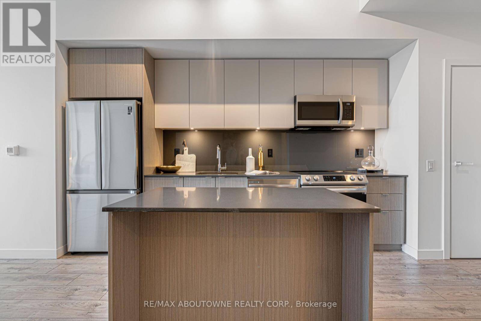 Oakville (br Bronte), ON L6L0H2,133 BRONTE RD #PH11