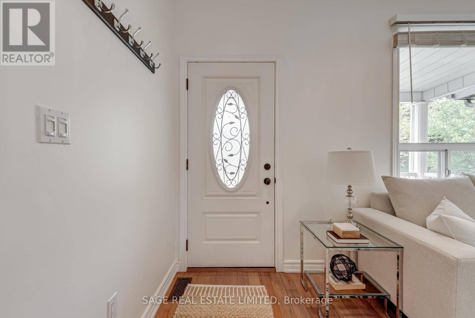 Toronto (dovercourt-wallace Emerson-junction), ON M6P3T3,17 Hugo AVE #Upper