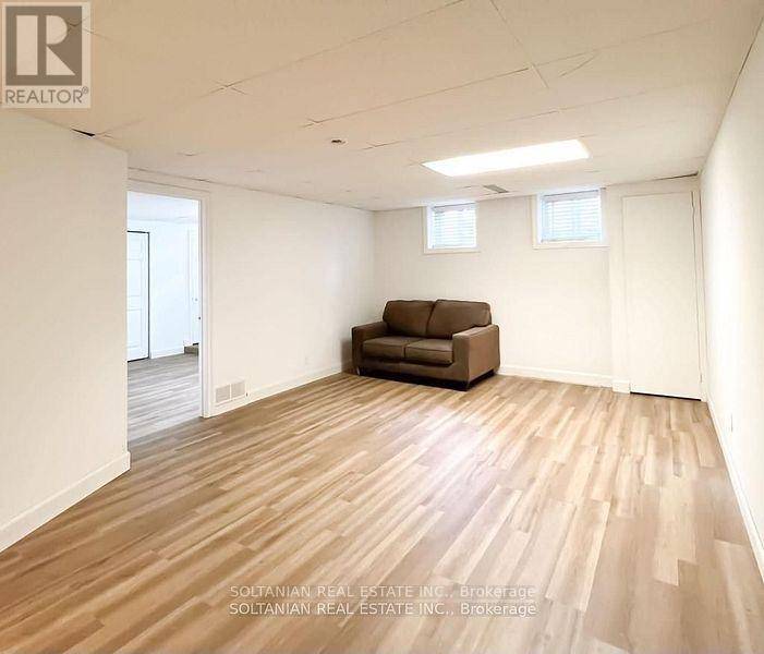 Oakville (wo West), ON L6L3C7,313 BRONTE ROAD E