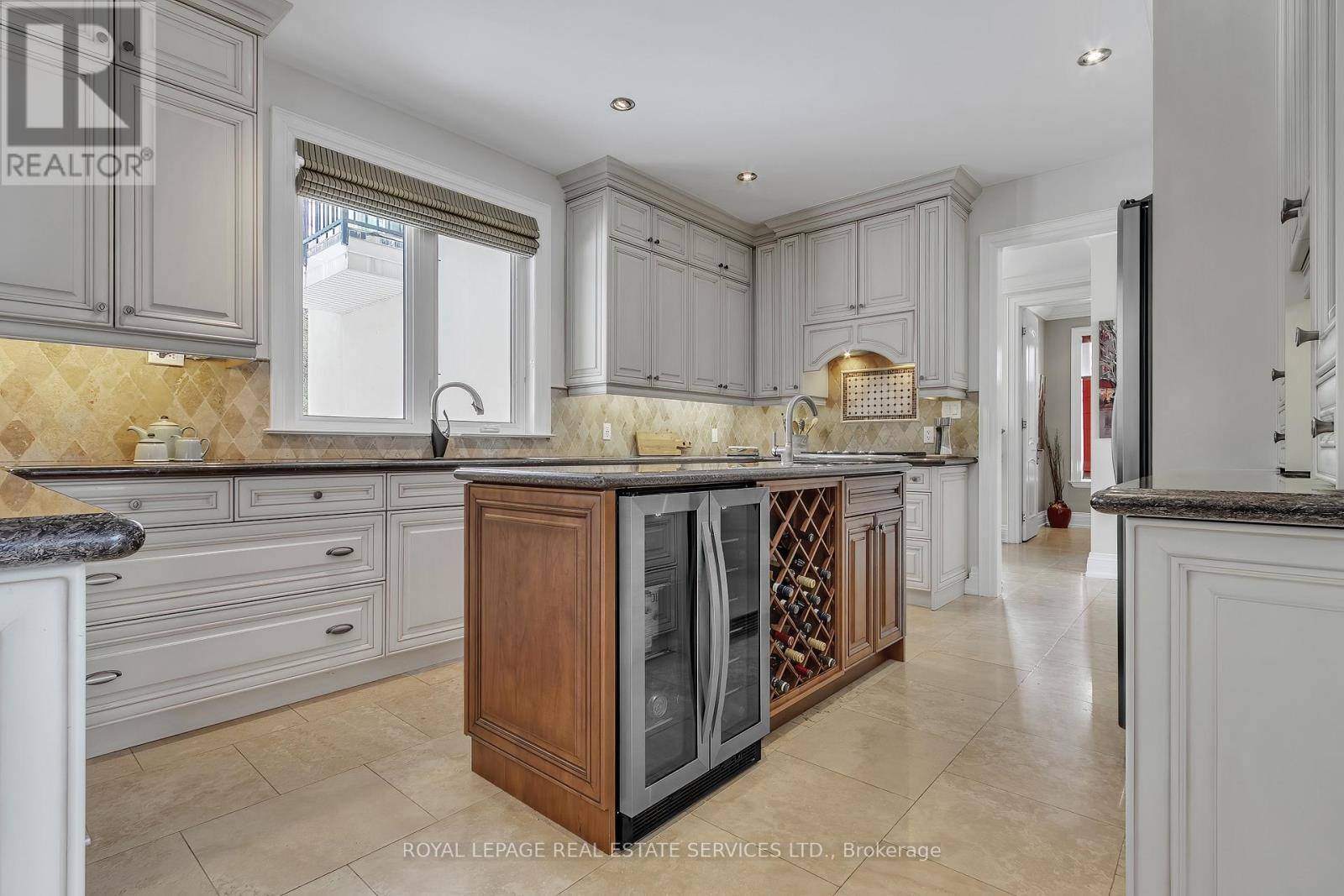 Oakville (sw Southwest), ON L6K1K6,384 REBECCA STREET