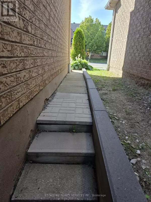 Mississauga (hurontario), ON L5R3J4,552 Ravenstone CT #Lower