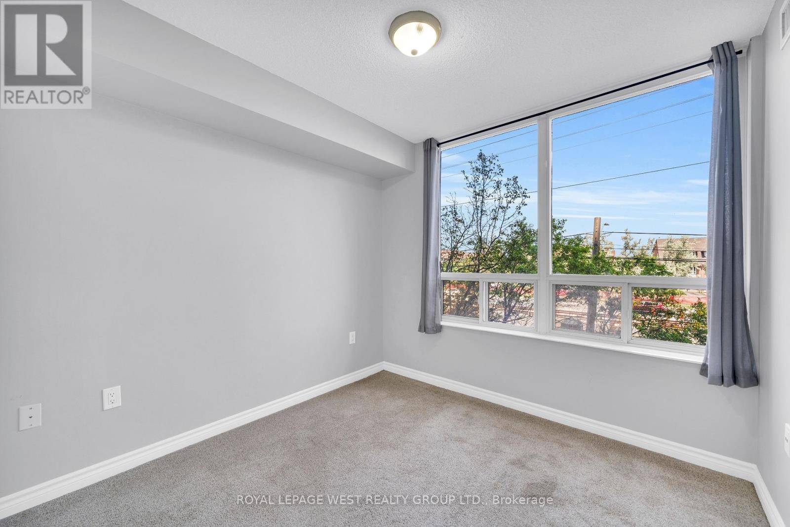 Mississauga (hurontario), ON L5R4G9,55 Strathaven DR #201