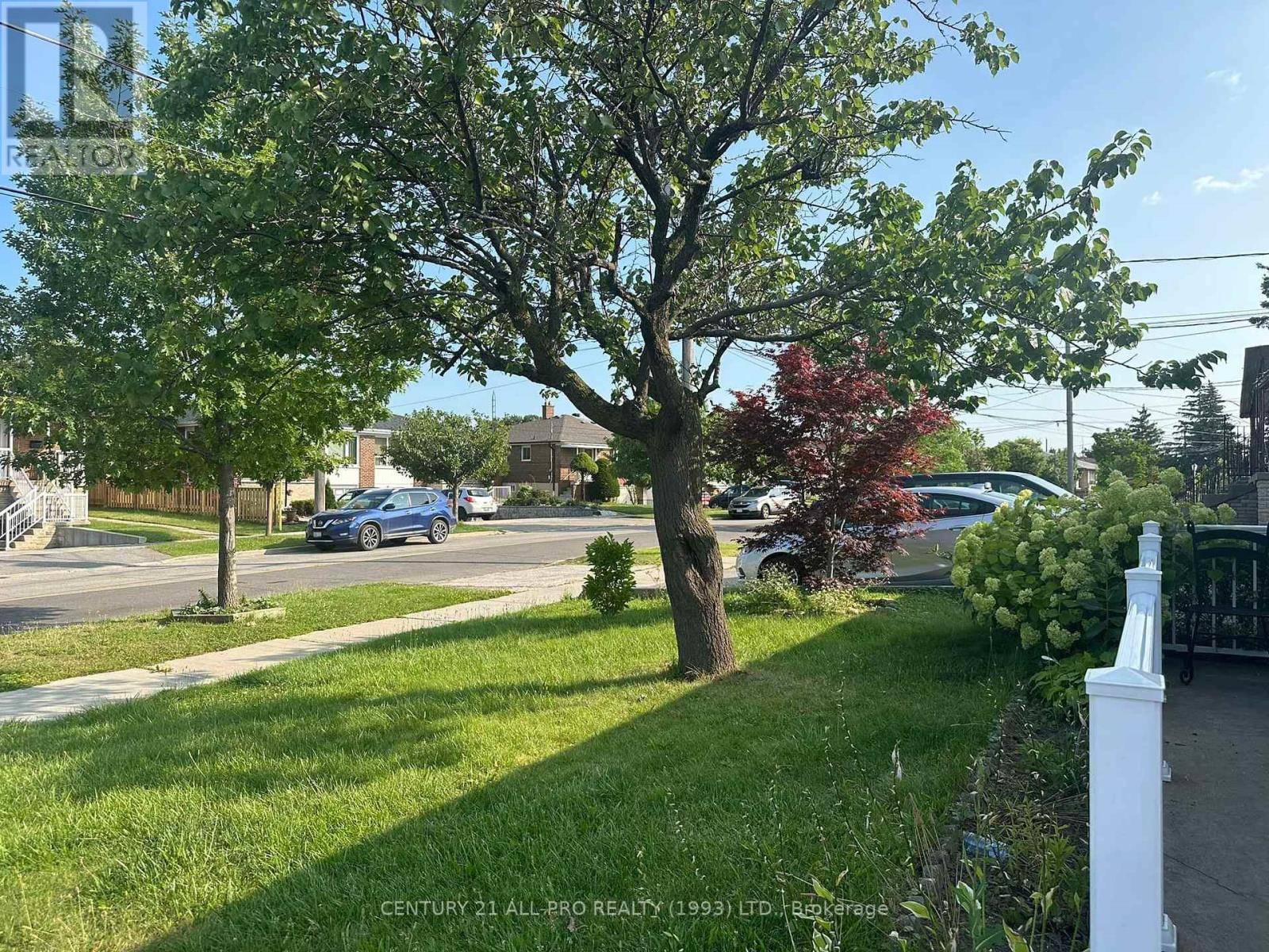 Toronto (humber Summit), ON M9L1A7,84 GOLDSBORO ROAD
