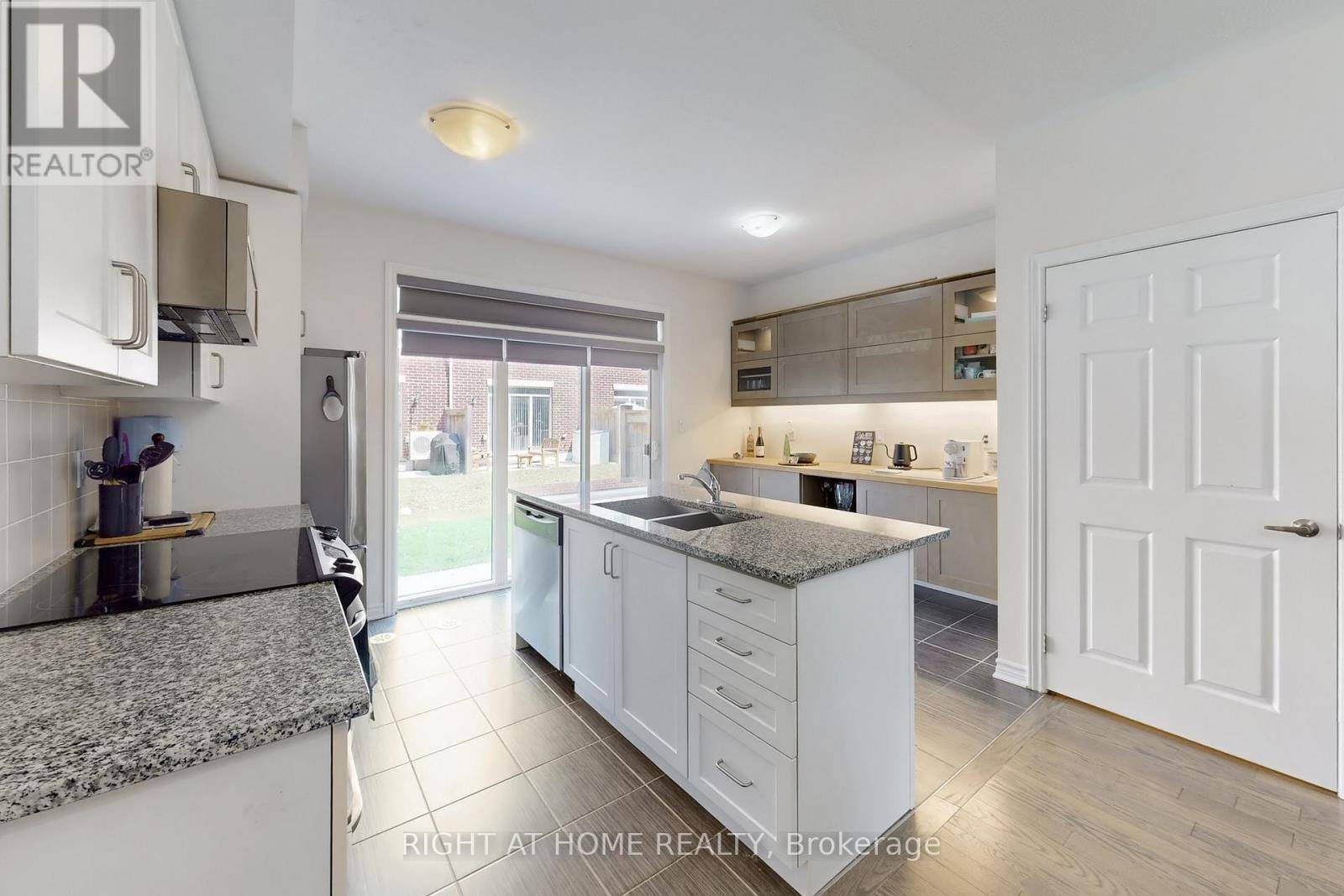 Toronto (alderwood), ON M8W0A8,636 Evans AVE #65