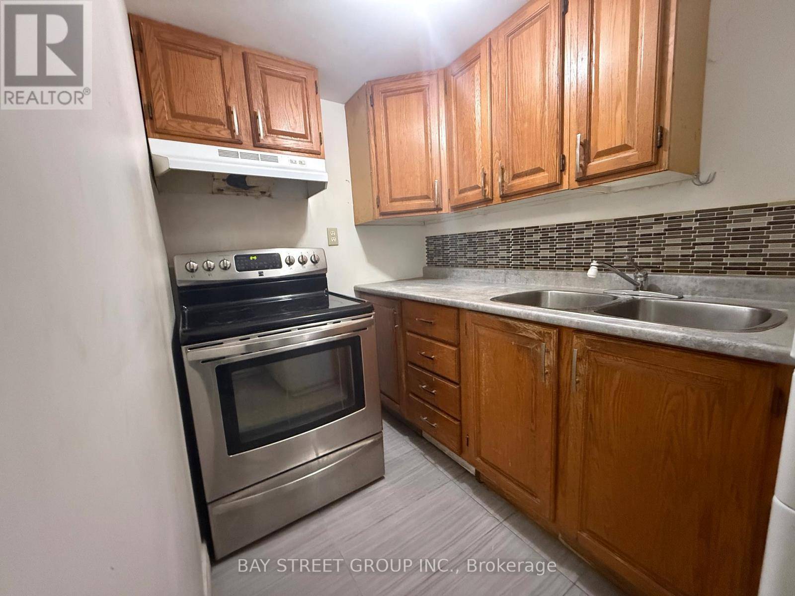 Mississauga (hurontario), ON L5R3X1,5327 LANDSBOROUGH AVENUE