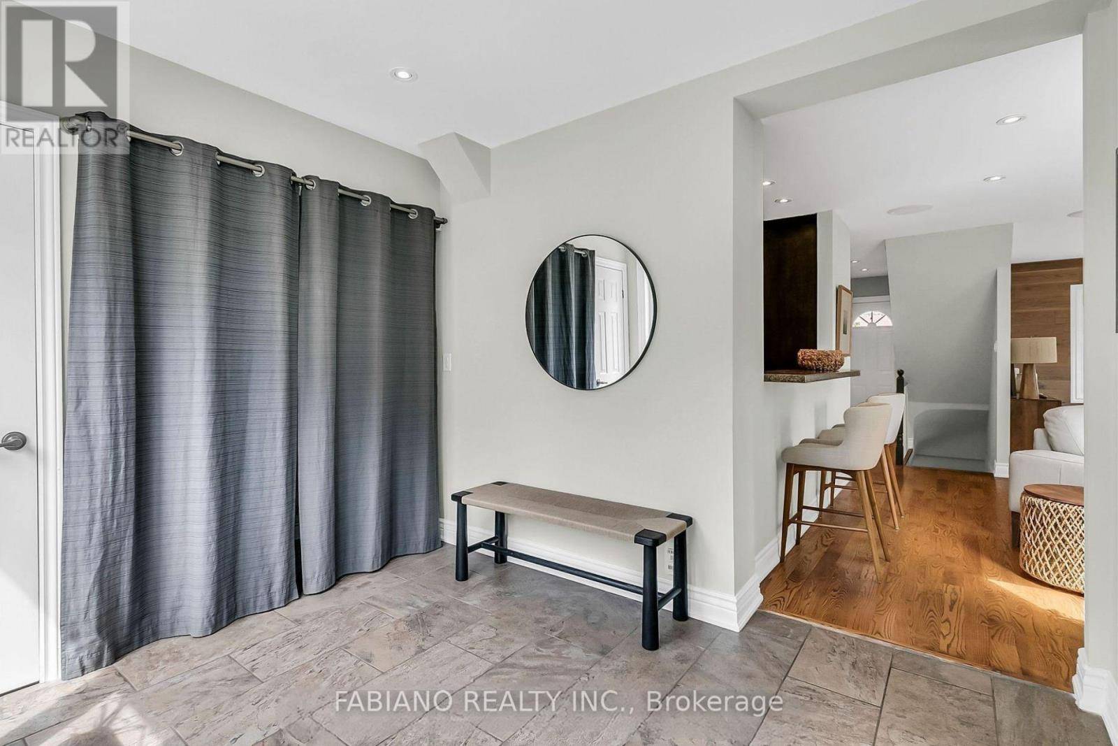 Toronto (brookhaven-amesbury), ON M6M4T5,3 CHISWICK AVENUE
