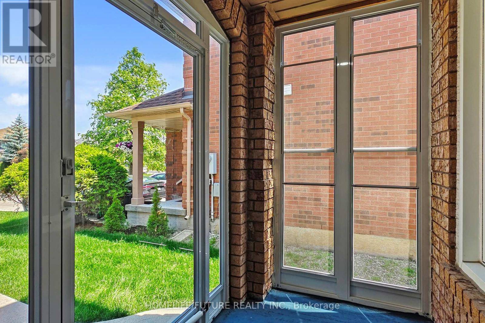 Brampton (sandringham-wellington), ON L6R1Y3,83 DANDELION ROAD