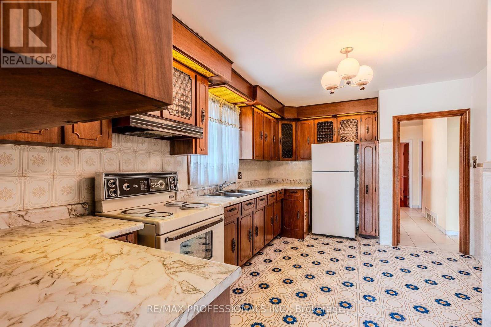 Toronto (islington-city Centre West), ON M8Z2A9,15 NORDIN AVENUE