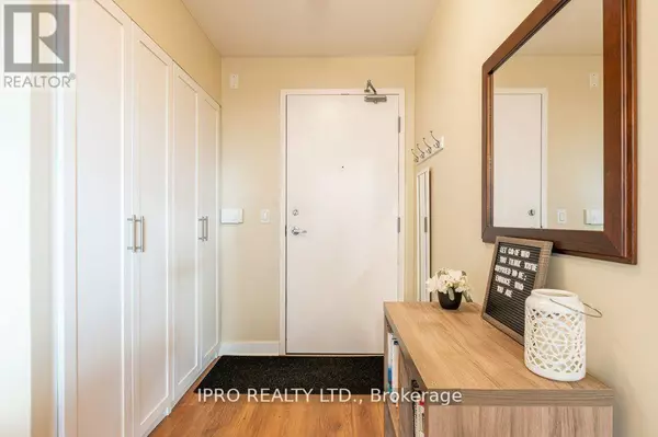 Toronto (mimico), ON M8Y0A7,155 Legion RD North #408