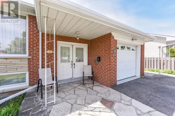 Toronto (eringate-centennial-west Deane), ON M9C3W4,44 BIRGITTA CRESCENT