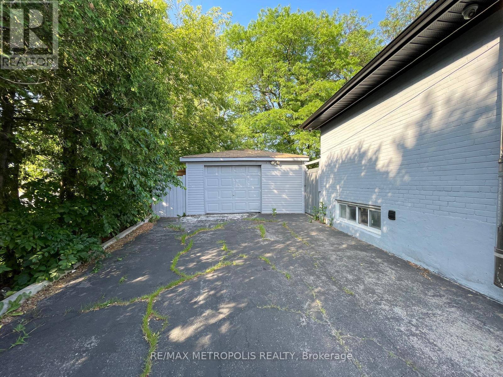 Oakville (wo West), ON L6L4A8,575 Third Line #Main
