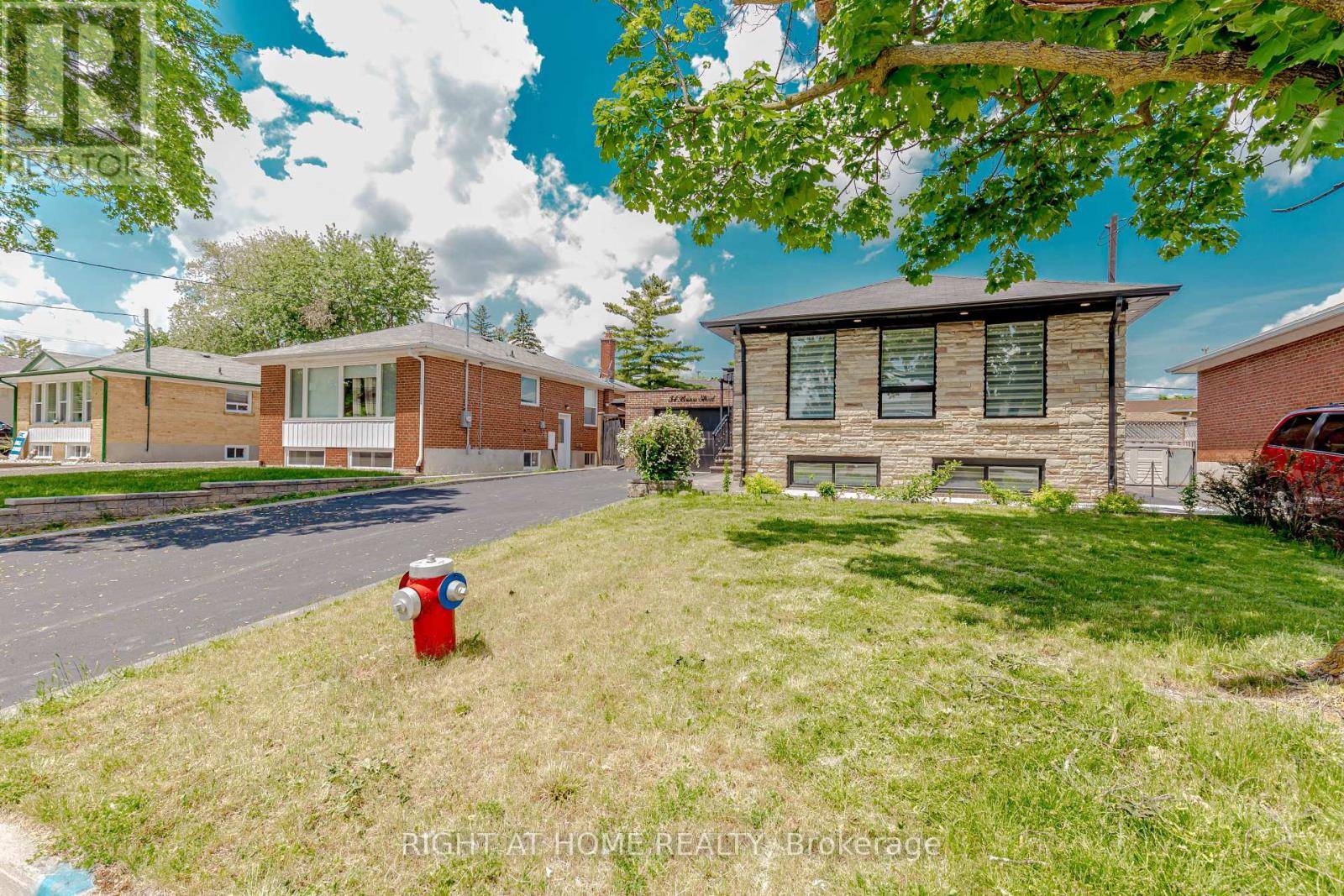 Brampton (brampton North), ON L6V1W8,54 BRISCO STREET