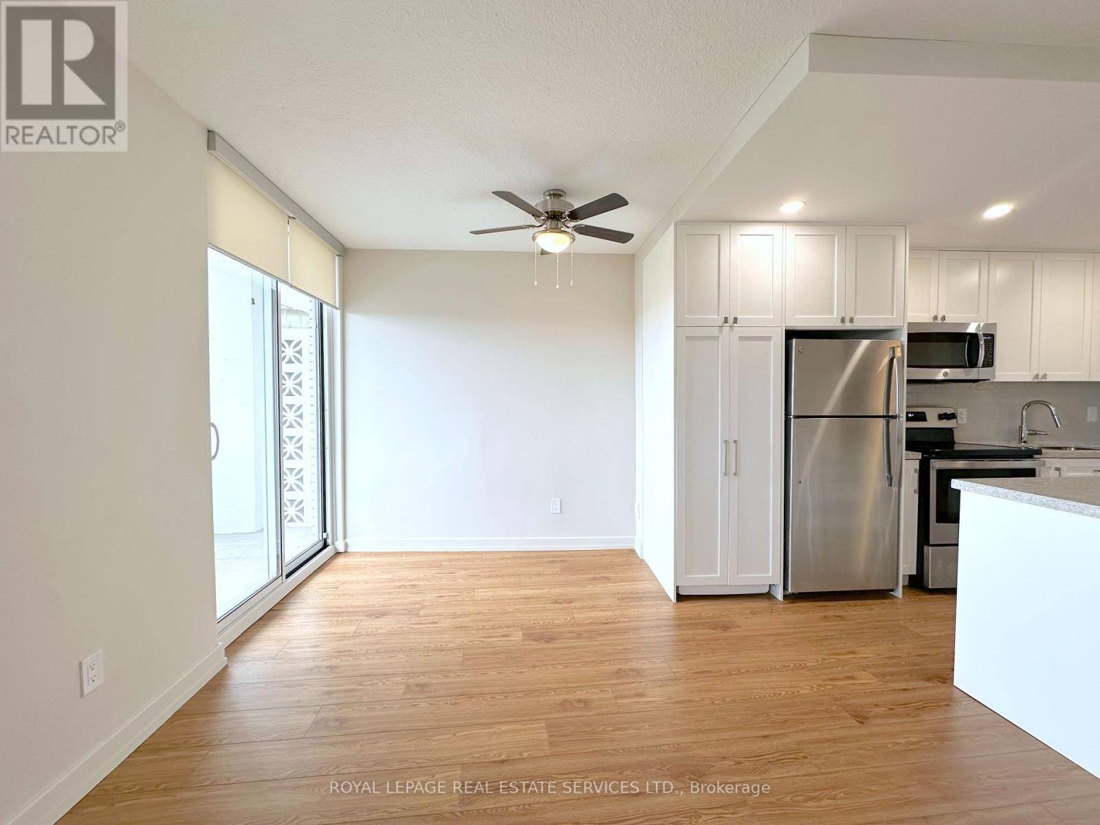 Oakville (co Central), ON L6K3K1,125 Forsythe ST #1004