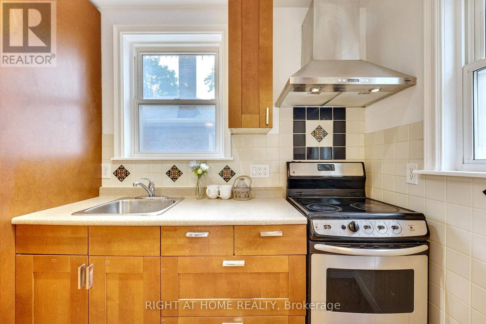 Toronto (weston), ON M9N2H1,164 WILLIAM STREET