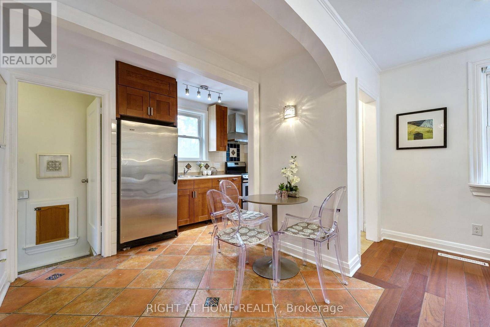 Toronto (weston), ON M9N2H1,164 WILLIAM STREET