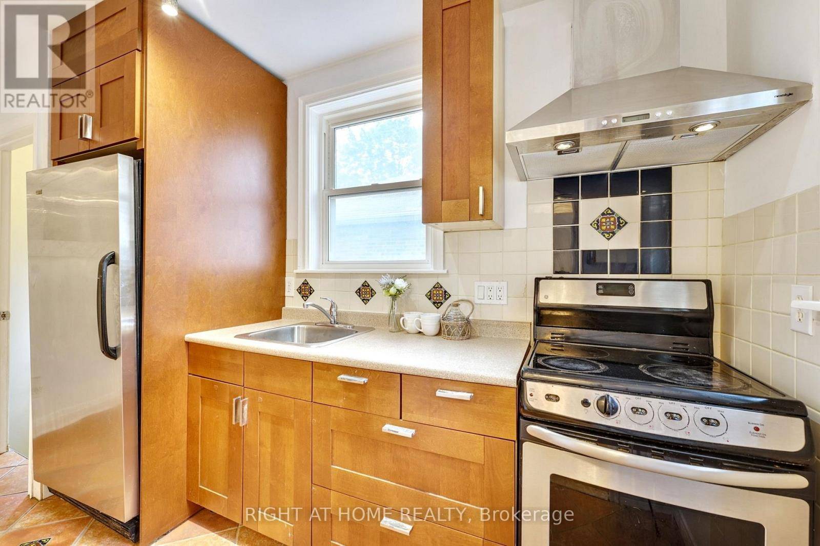 Toronto (weston), ON M9N2H1,164 WILLIAM STREET