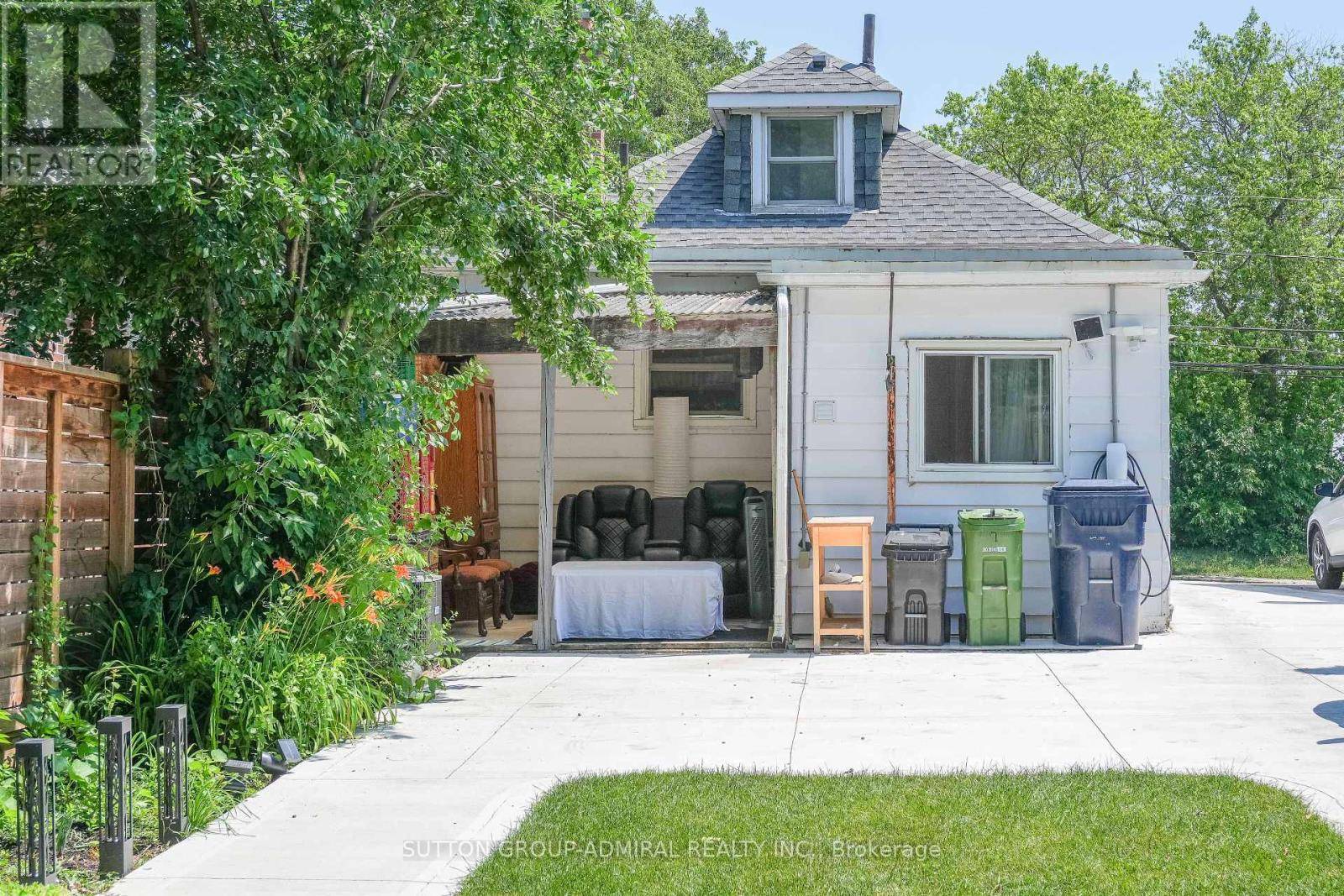 Toronto (rockcliffe-smythe), ON M6N3X7,14 SPEARS STREET