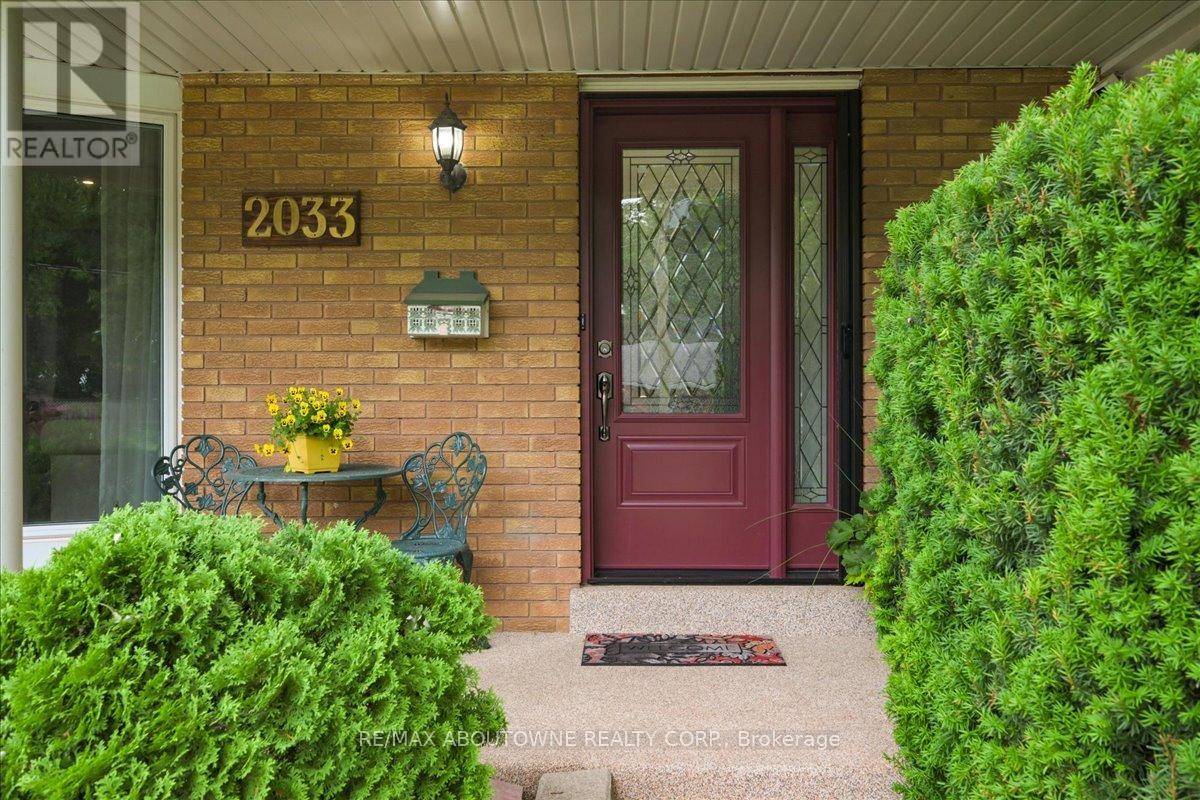 Oakville (wo West), ON L6L2V1,2033 SAXON ROAD