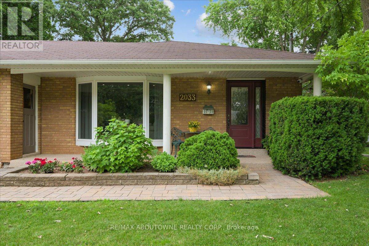 Oakville (wo West), ON L6L2V1,2033 SAXON ROAD