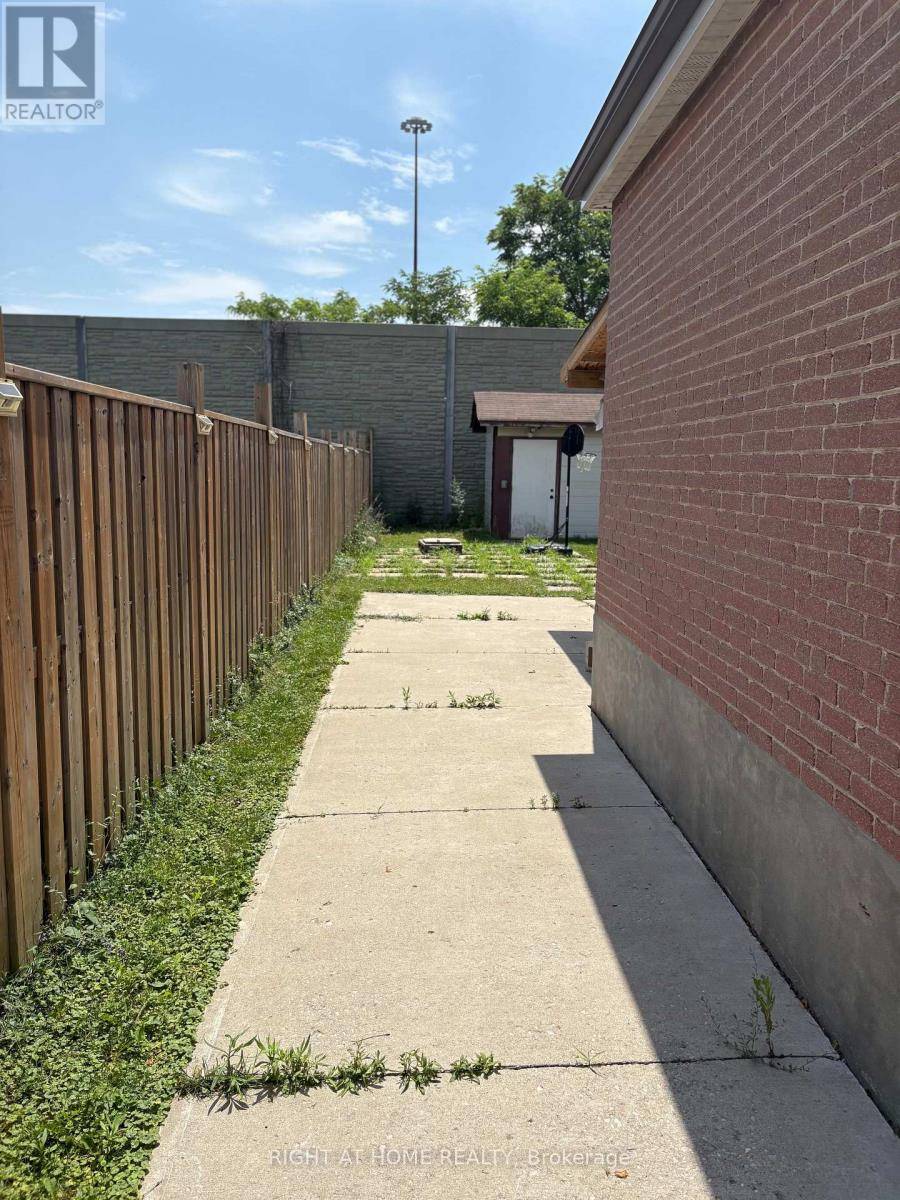 Toronto (downsview-roding-cfb), ON M3K1A1,69 WHITLEY AVENUE